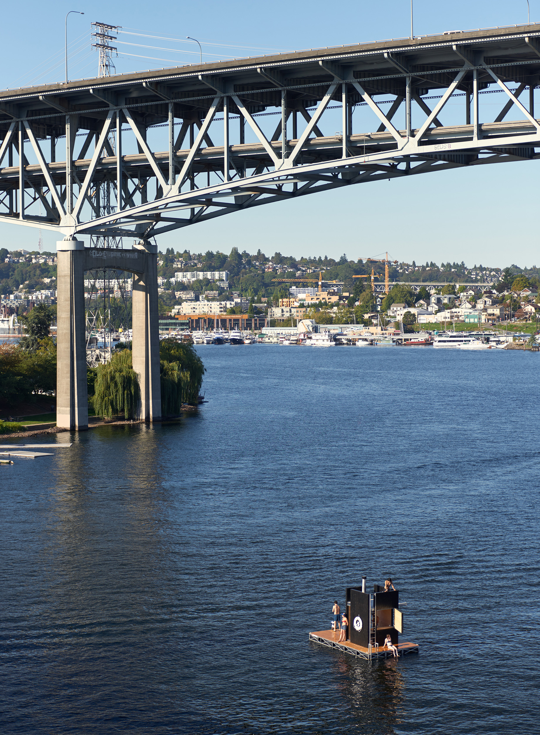 FLOATING SAUNA WITH THE UNIVERSITY BRIDGE