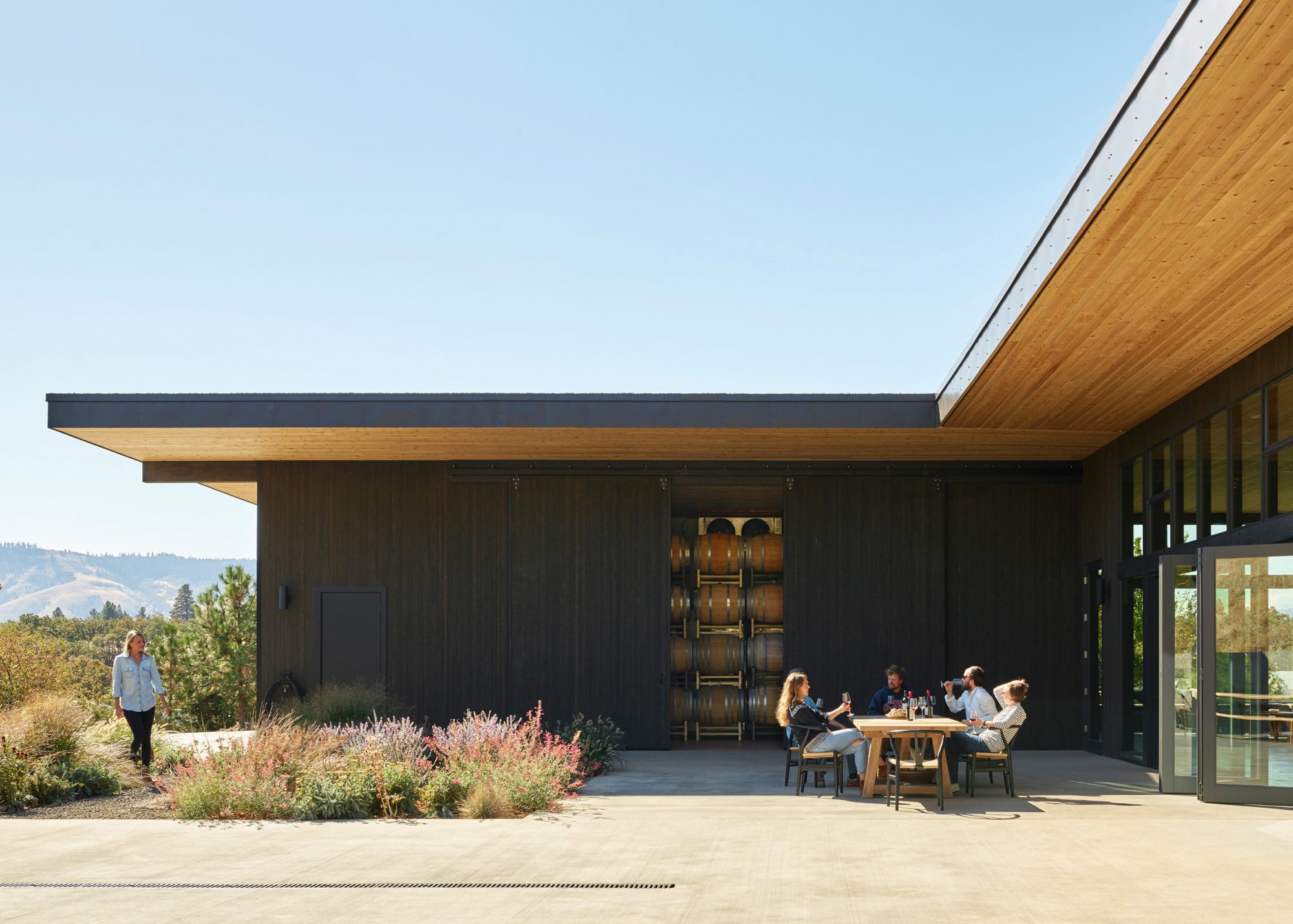 COR CELLARS COURTYARD DINING